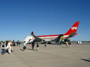Air Berlin -früher LTU- fliegt im Sommer 2 x in der Woche von Deutschland nach Windhoek. Im Winter 1 x.